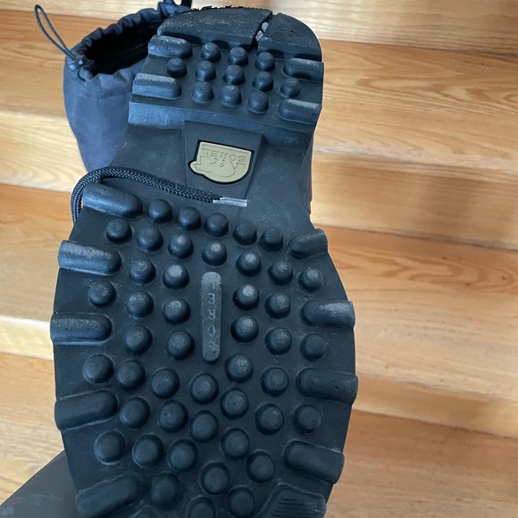 Heavy-duty and warm Sorel boots! Great grips. - Picture 3 of 6